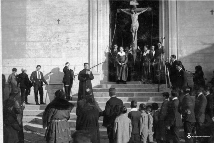 Processó Divendres Sant sortint de l'església de Sant Pere