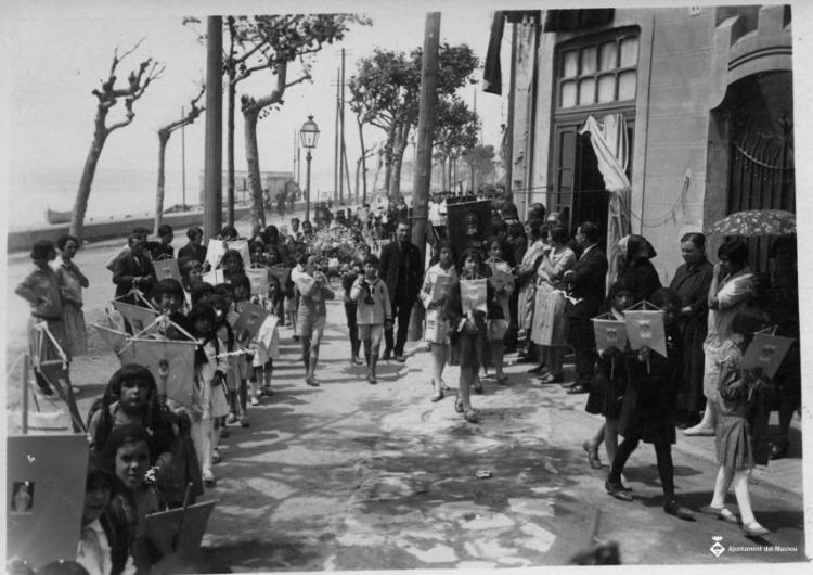 Processó de Corpus entrant al carrer de Josep Llimona