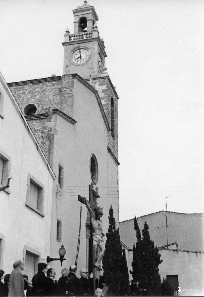 Processó de Setmana Santa davant l'església