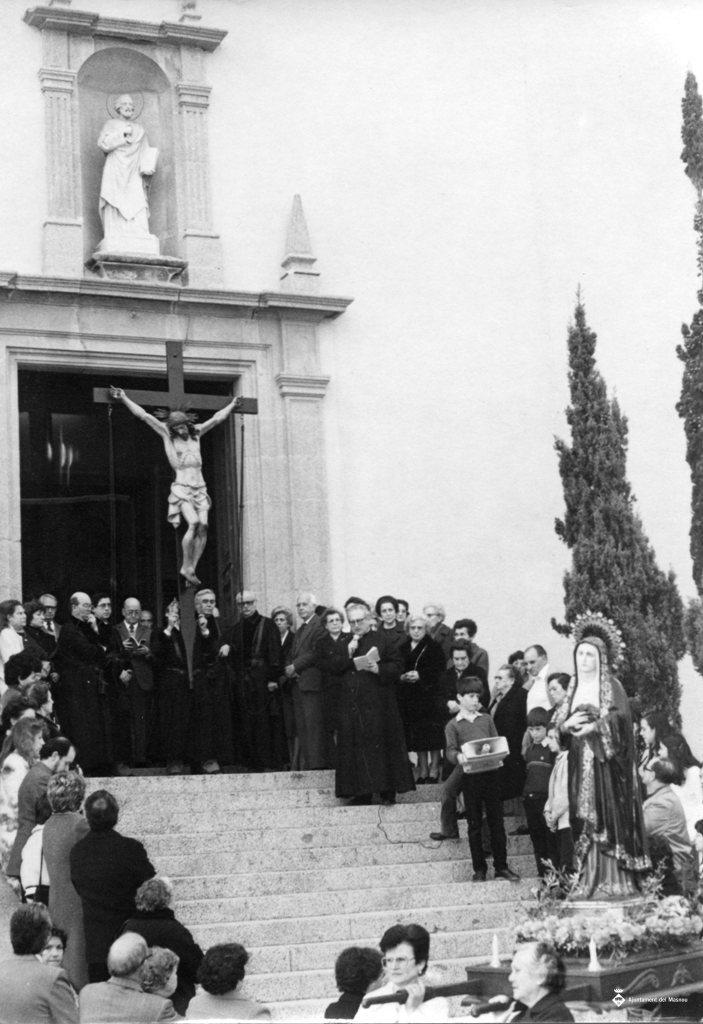 Processó de Setmana Santa a les escales de l'església