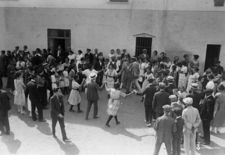 Sardanes a la Plaça de la Llibertat