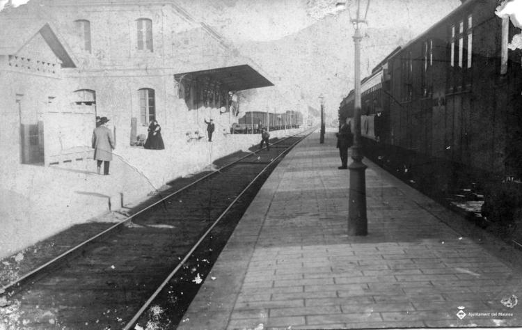 Estació de tren del Masnou amb un tren aturat