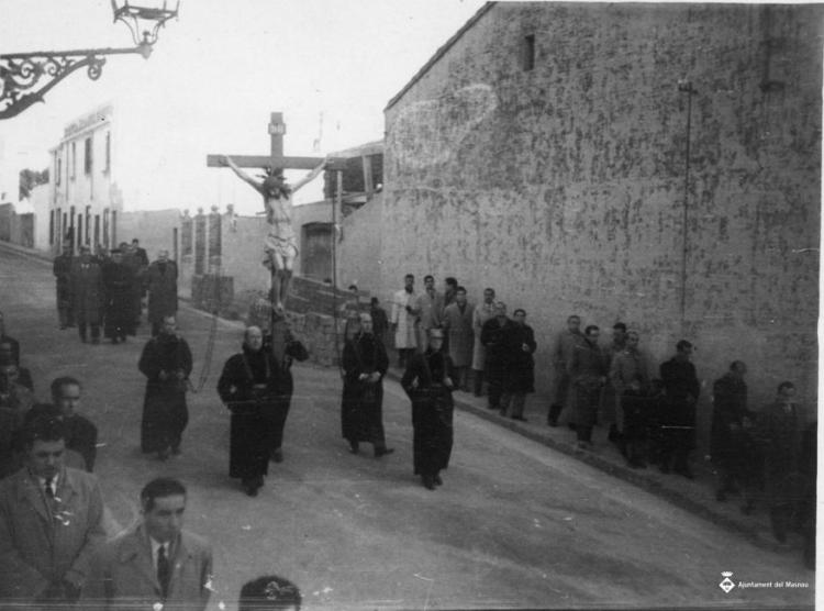 Processó pujant al cementiri