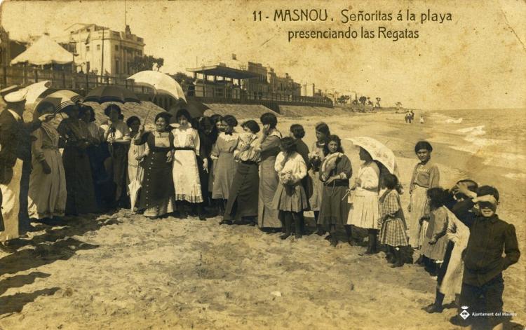 11 Masnou. Señoritas a la playa presenciando las regatas