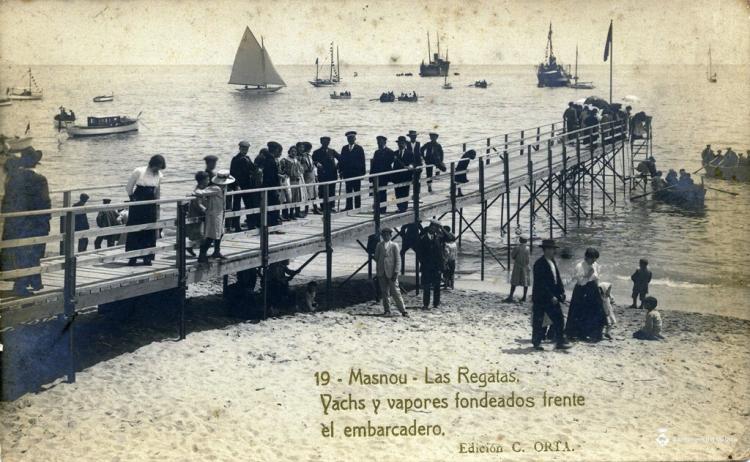 19 - Las Regatas. Yachs y vapores fondeados frente el embarcadero
