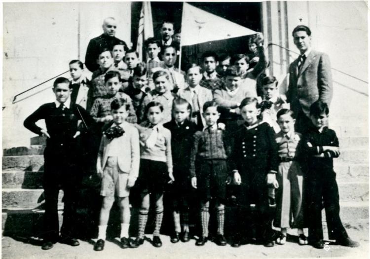 Grup d'avantguardistes a la sortida de l'església