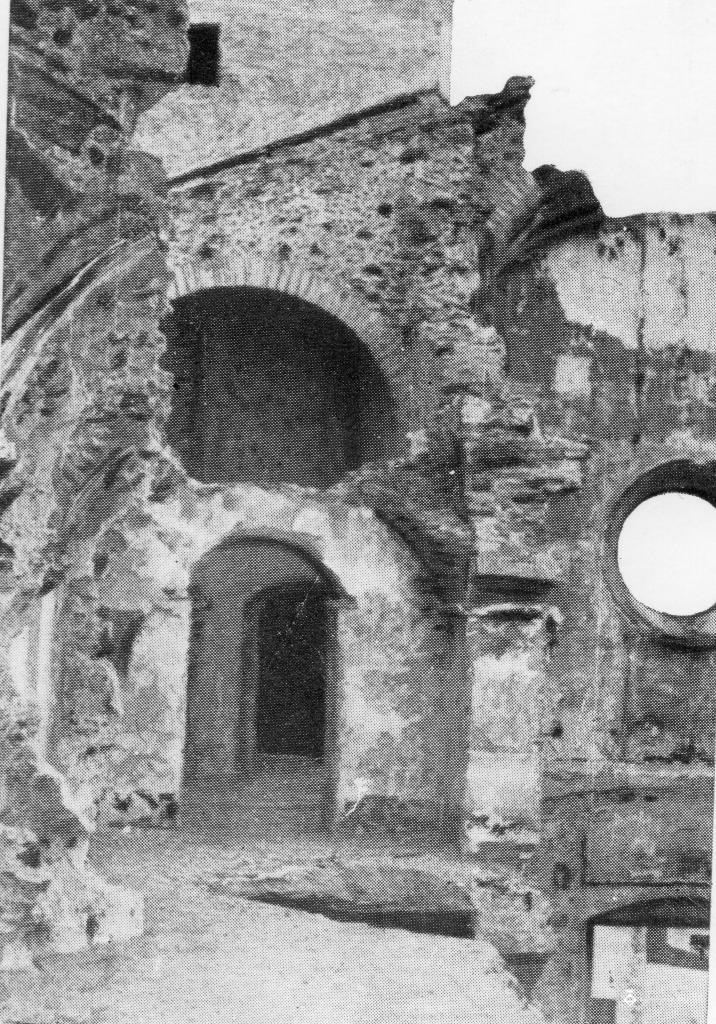 Interior de l'església de Sant Pere després de la seva destrucció durant la Guerra Civil