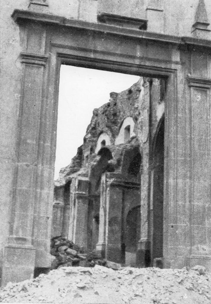 Interior de l'església de Sant Pere després de la seva destrucció durant la Guerra Civil