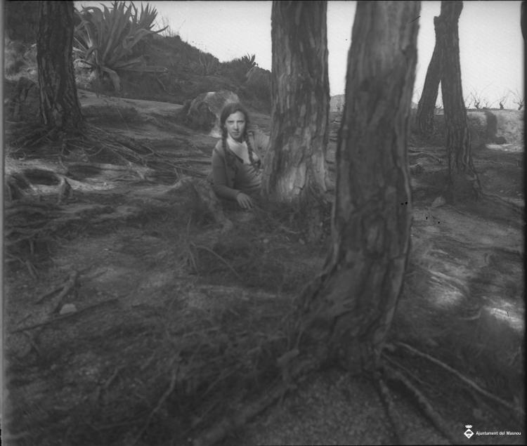Retrat d'una noia en un bosc