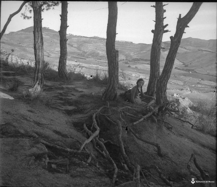 Retrat d'una noia en un bosc