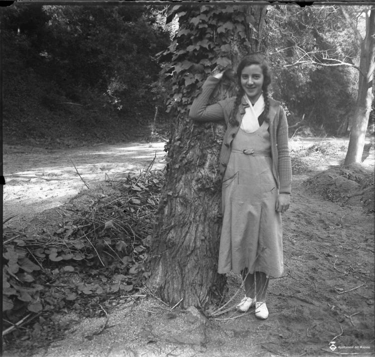 Retrat d'una noia en un bosc
