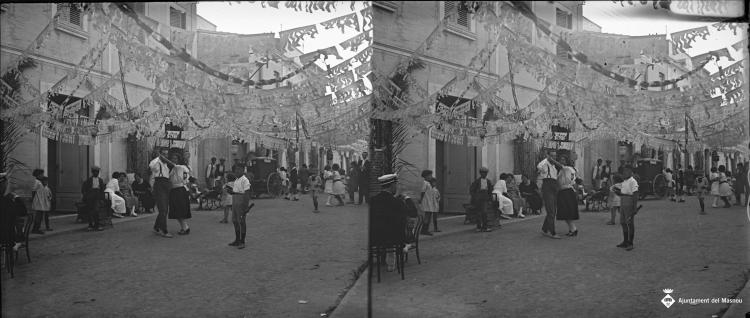 Ball al carrer durant la Festa Major