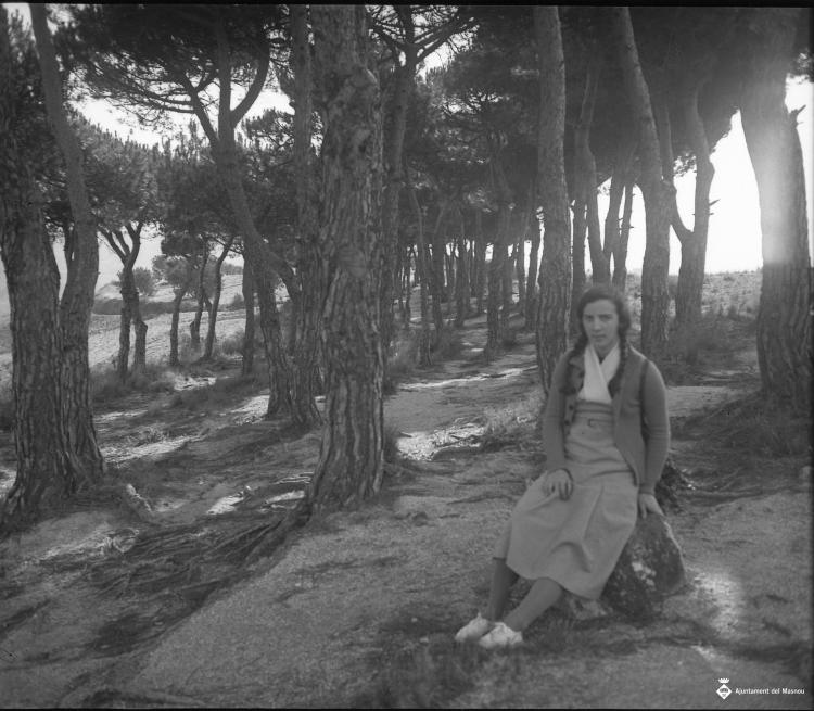 Retrat noia al bosc