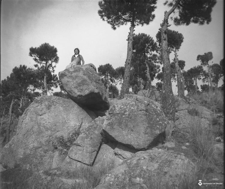 Retrat d'una noia sobre unes roques