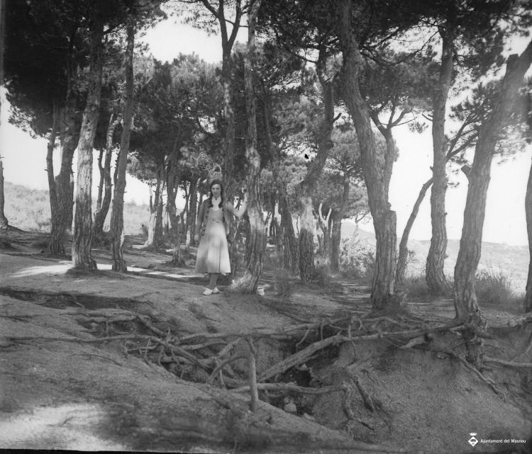 Retrat d'una noia en un bosc