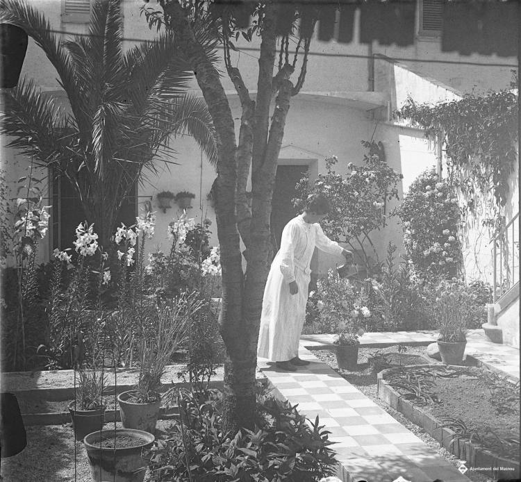 Dona en un jardí d'una casa