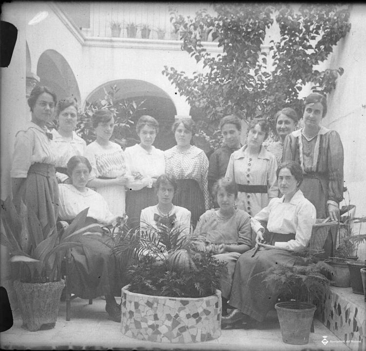 Grup de dones en un jardí