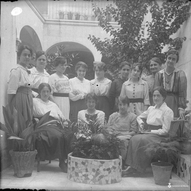 Grup de dones en un jardí