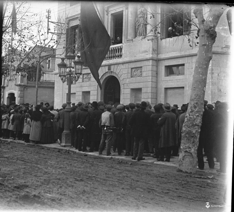Alcalde al balcó de l'ajuntament