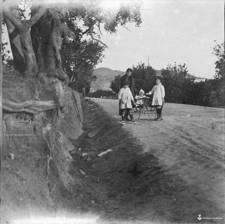 Retrat de familia caminant per un camí de sorra