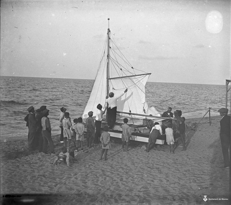Gent a la platja mirant un patí
