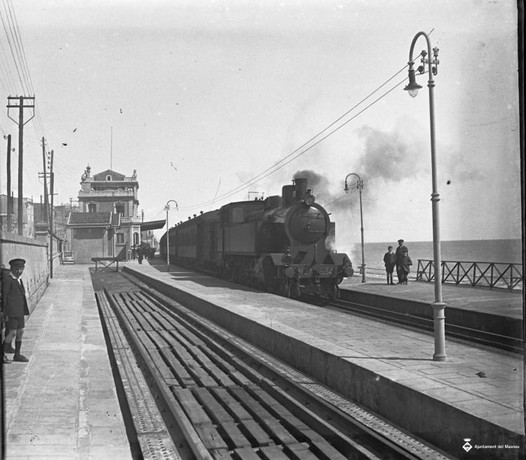 Sortida d'un tren de vapor a l'estació del Masnou
