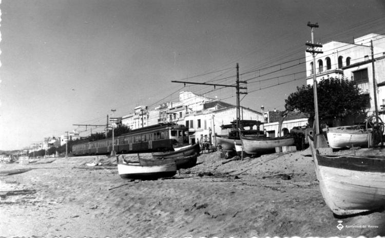 Vista de la platja amb barques varades