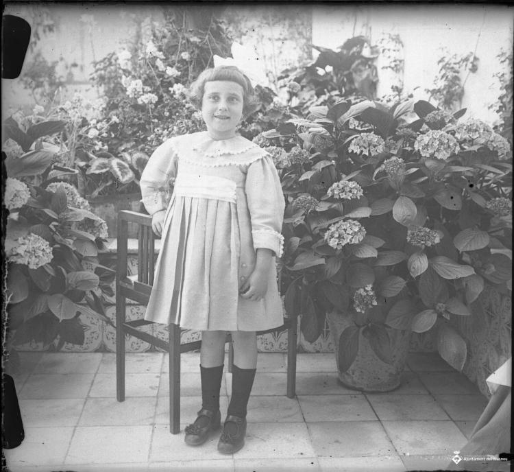 Retrat d'una nena en un jardí particular