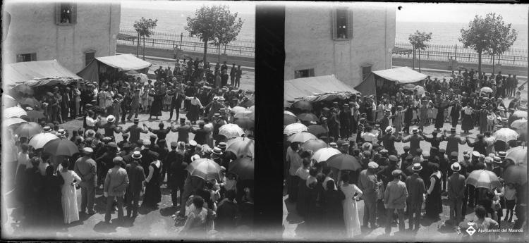 Ballada de sardanes a la plaça de la llibertat