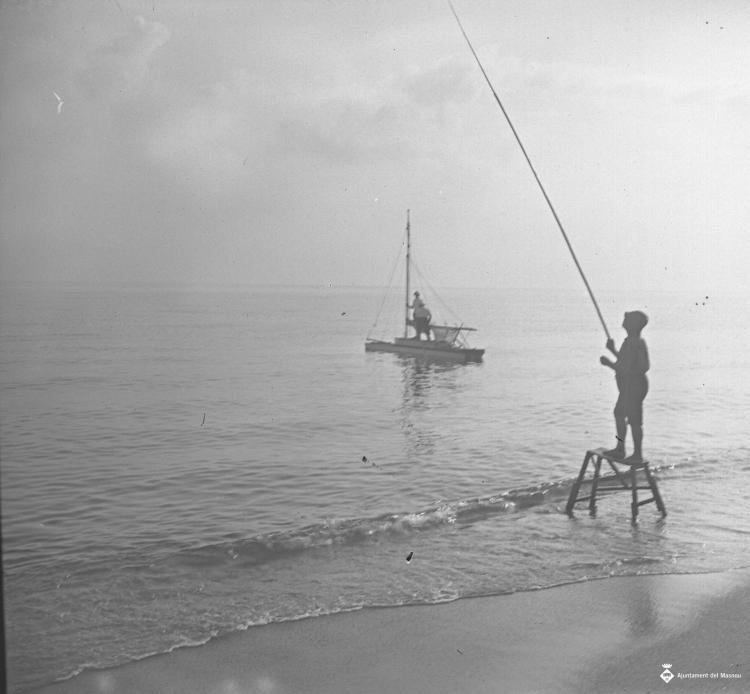 Nen pescant a la platja