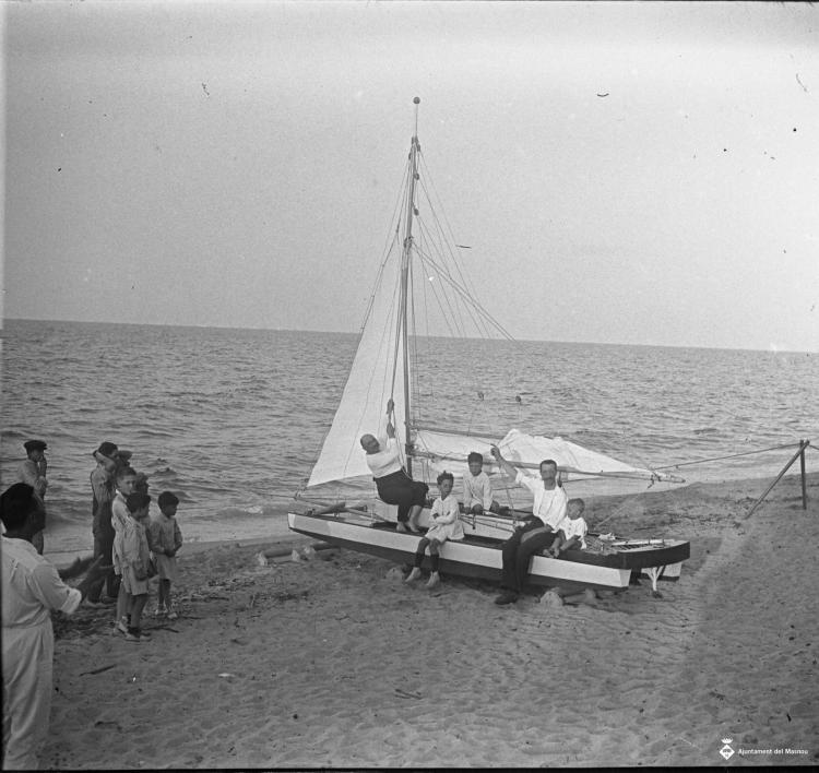 Gent a la platja amb pati