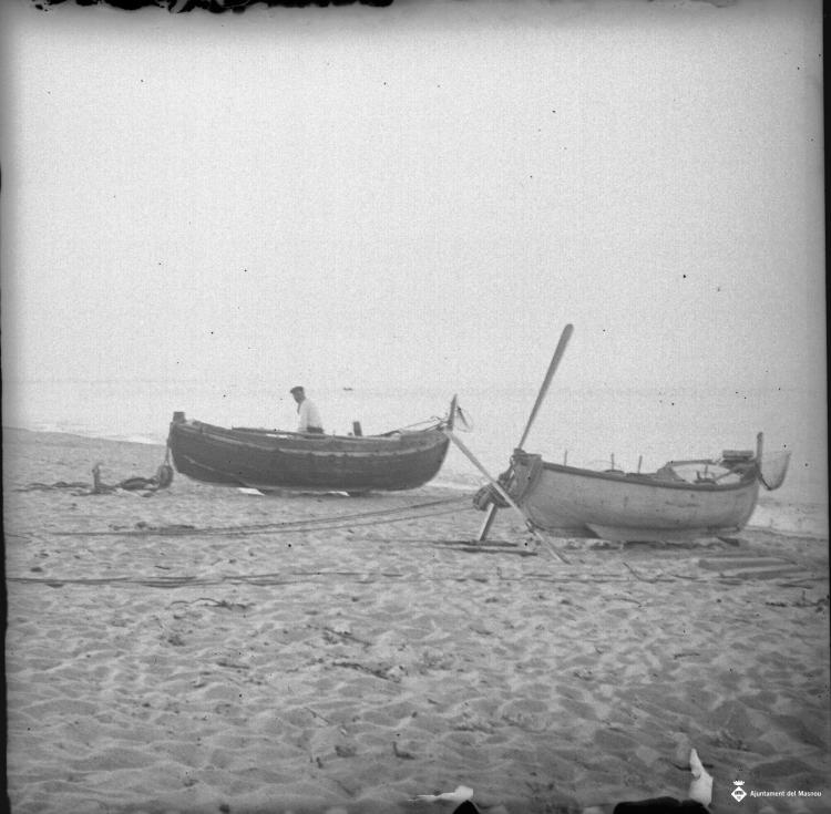 Dues barques varades a la platja