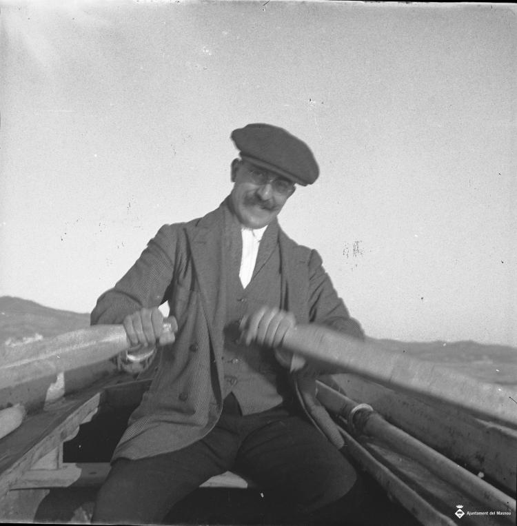 Home amb bigoti remant cap a la pesca del calamar