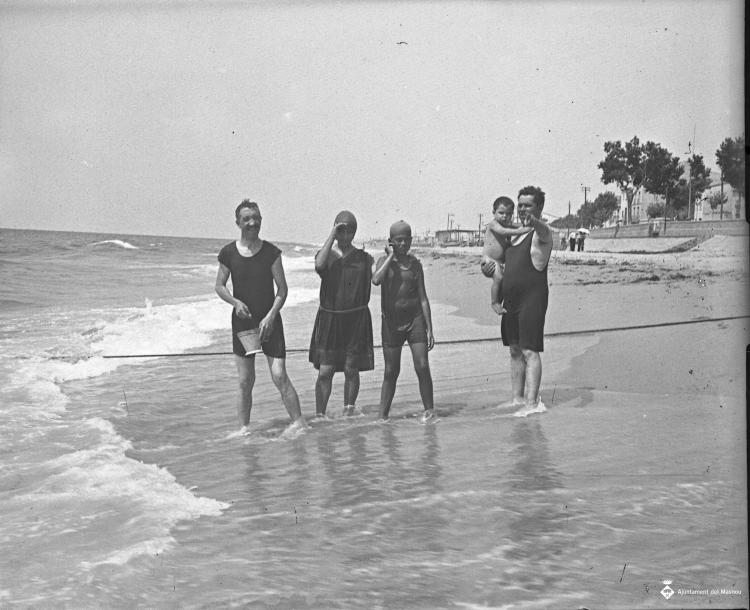 Banyistes a la platja