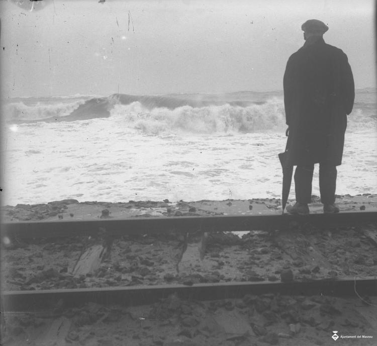 Home mirant al mar des de la via del tren