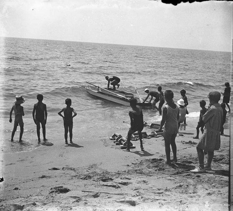 Gent a la platja amb pati