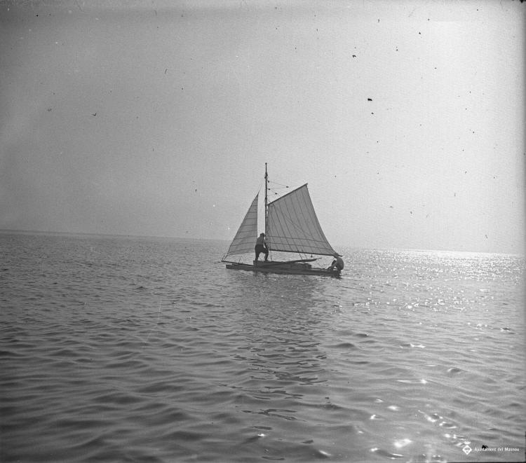 Dos homes en un patí al mar