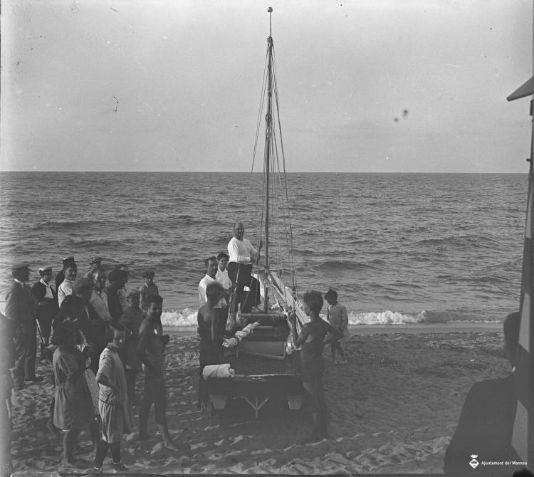 Patí de vela varat a la sorra de la platja
