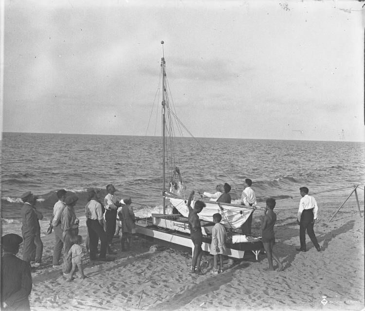 Patí de vela varat a la sorra de la platja