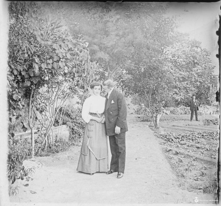 Retrat d'una parella en un jardí