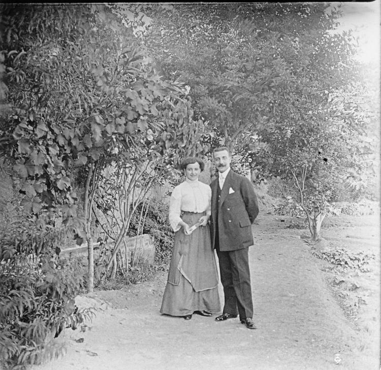 Retrat d'una parella en un jardí