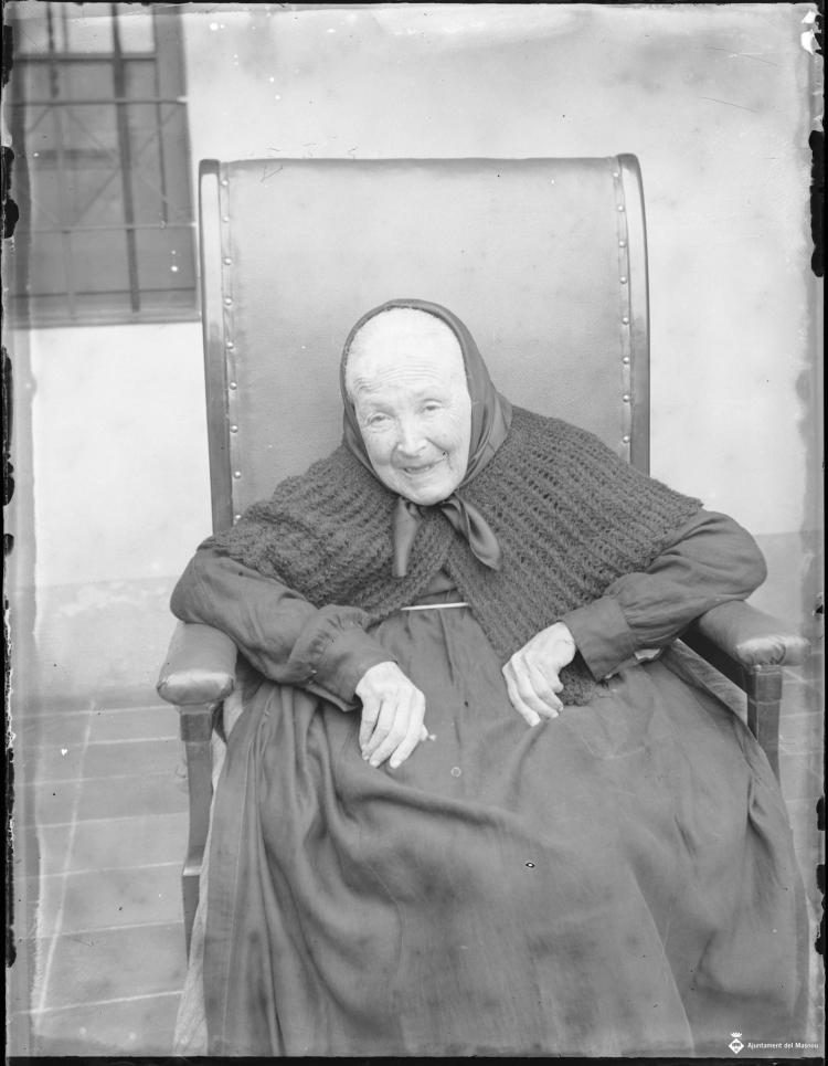 Retrat d'un dona gran asseguda a la casa benèfica