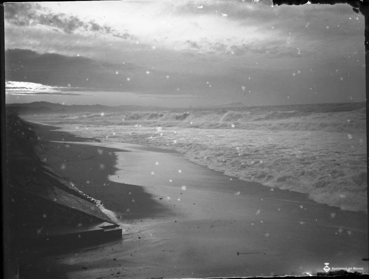 Vista del mar en dia de temporal