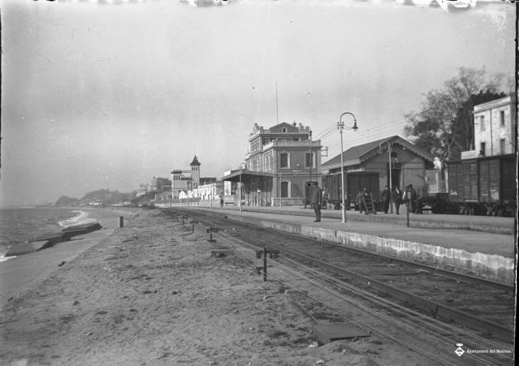 Vista de l'estació del Masnou i la platja