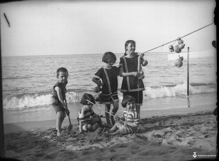 Retrat de cinc nens fills de Grau Maristany Pons als banys de la platja