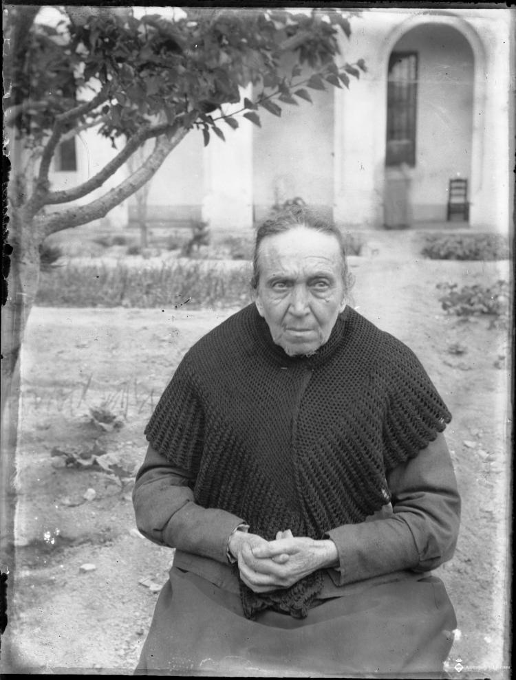 Retrat de dona a la Casa Benèfica