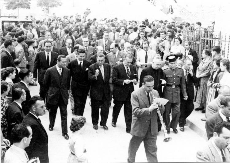 Autoritats desfilant pel carrer