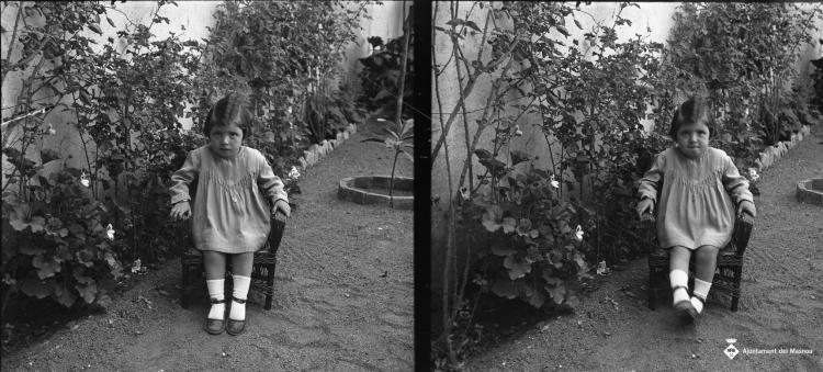Retrat d'una nena en una cadira