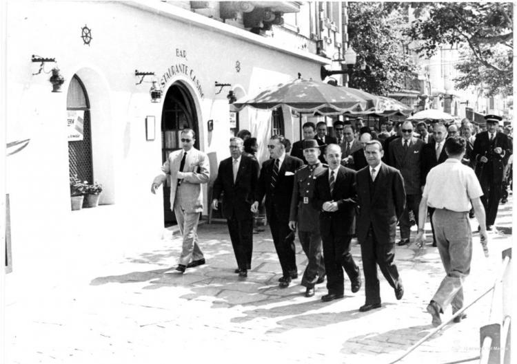 Grup d'autoritats caminant pel carrer