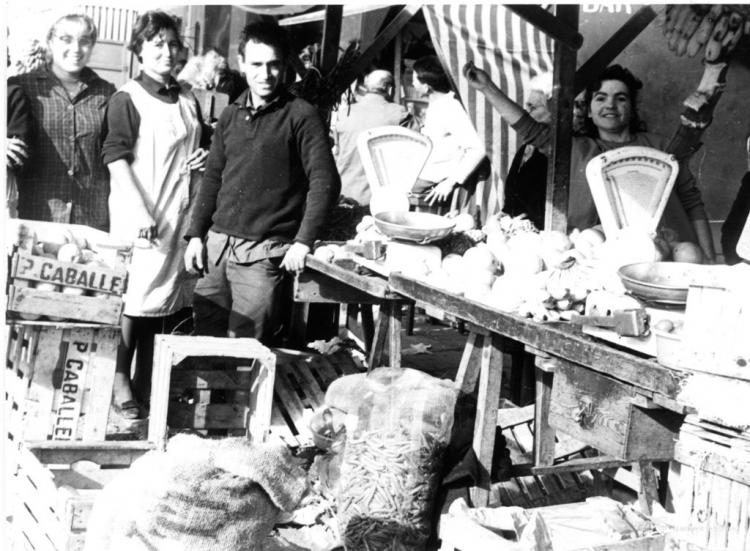 Detall de les parades col·locades a l'exterior del mercat